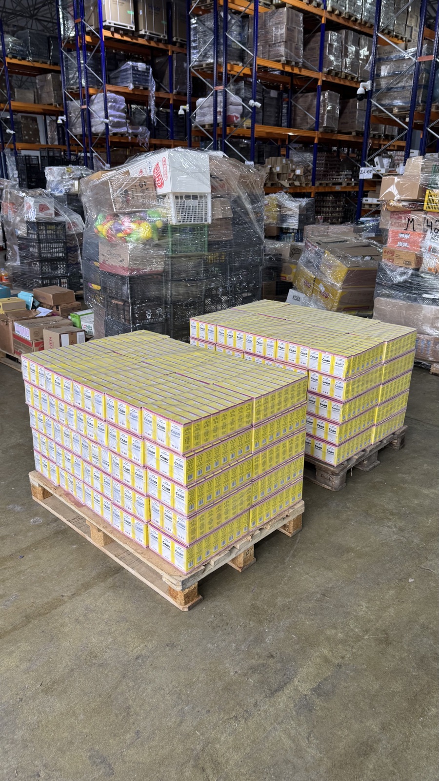 Omborda tayyor mahsulot palletlari